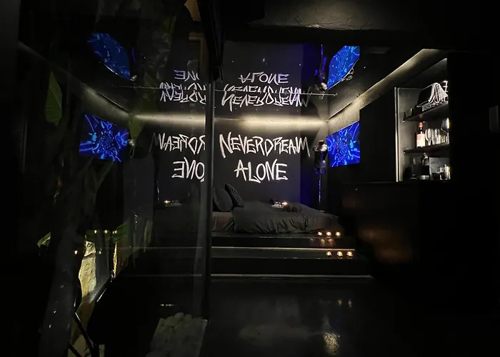Doormat#13 Black Mirror Διαμέρισμα *
